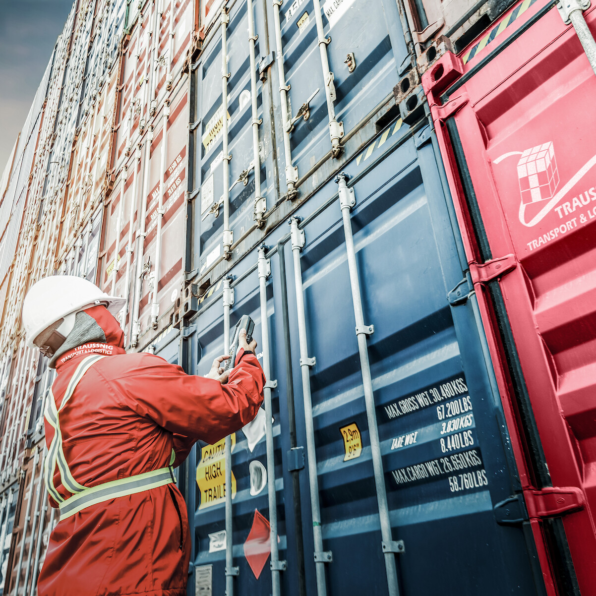 Hafenmitarbeiter kontrolliert Container